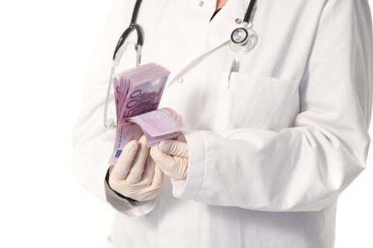Σε δίκη για τις πολυεθνικές μίζες