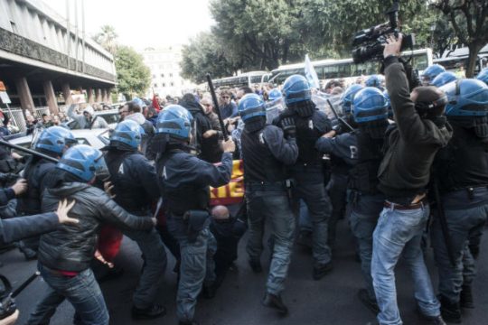 Εμμονή στις απολύσεις