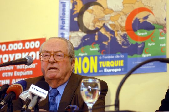 Πρόστιμο στον Λεπέν για τα ρατσιστικά του «λογοπαίγνια»