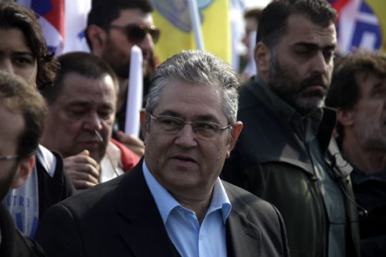 Ο Δ. Κουτσούμπας στο πλευρό των σχολικών φυλάκων