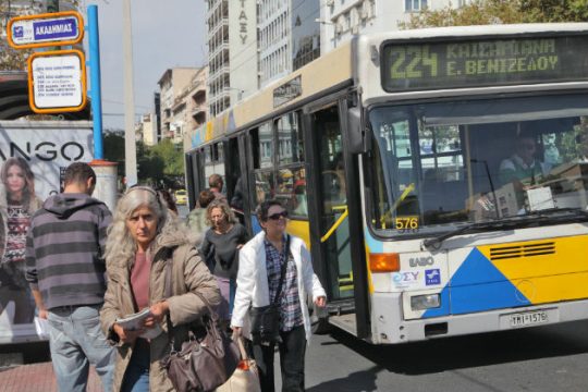 Από την μπροστινή πόρτα η επιβίβαση σε λεωφορεία-τρόλεϊ