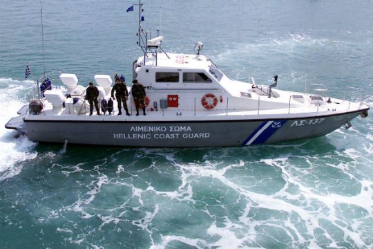 Ακυβέρνητο σκάφος με εκατοντάδες μετανάστες ανοιχτά της Κρήτης