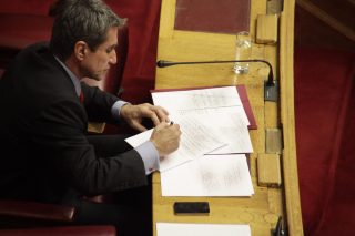 Συνταγματική αναθεώρηση με υπογραφή… Λοβέρδου