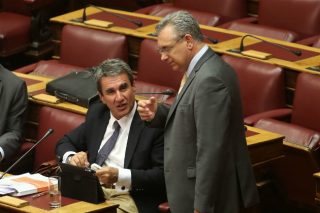 Πνέει τα λοίσθια η κυβέρνηση