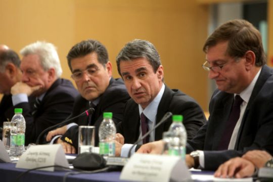 «Ψαλίδι» στους εισακτέους φοιτητές από τον Λοβέρδο