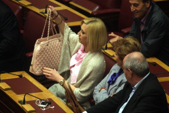 Έφοδος στη Βουλή, κατασχέθηκαν οι μαϊμού τσάντες βουλευτίνων!