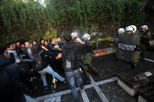 Καταγγέλλει την επίθεση των ΜΑΤ η Νεολαία ΣΥΡΙΖΑ