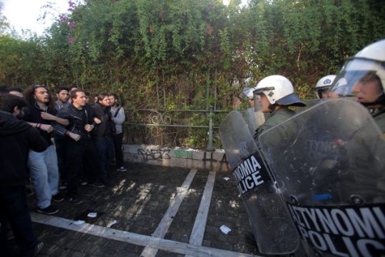 Καταδικάζει τα ΜΑΤ στη Νομική η νεολαία ΠΑΣΟΚ