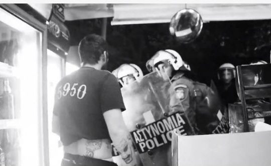 Ενα νερό στα ΜΑΤ κυρά Βαγγελιώ