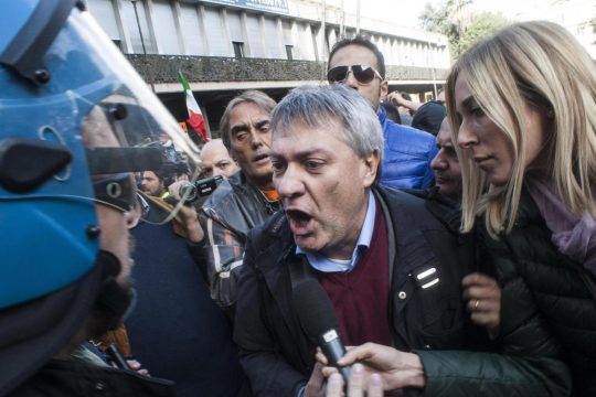 «Ο Ματέο Ρέντσι εφαρμόζει  τις χειρότερες δεξιές πολιτικές»