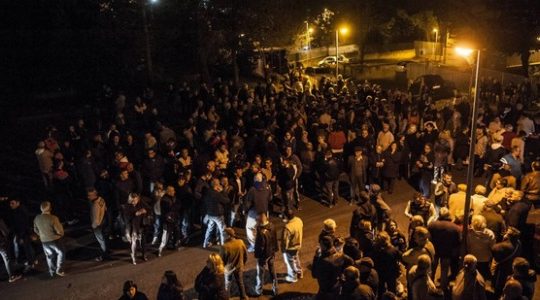 «Πολιορκία» κέντρου μεταναστών στην Ιταλία