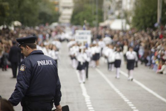 Με αυταρχισμό στη νεολαία