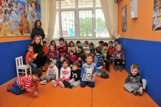 Ο Μ. Βαρβιτσιώτης στον παιδικό σταθμό των Λιμενικών στη Δραπετσώνα