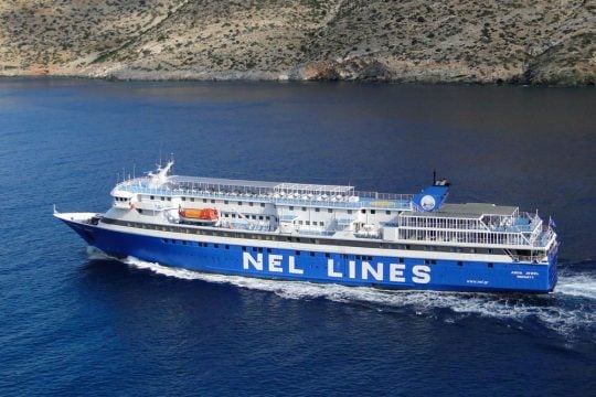 Προβλήματα στις Κυκλάδες από την ακινητοποίηση του «Aqua Jewel»