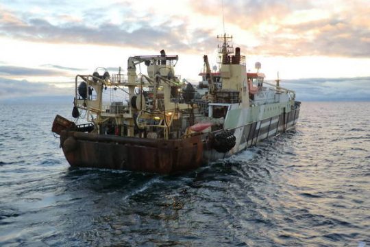 Ακυβέρνητο φορτηγό πλοίο ρυμουλκείται στην Κάρυστο