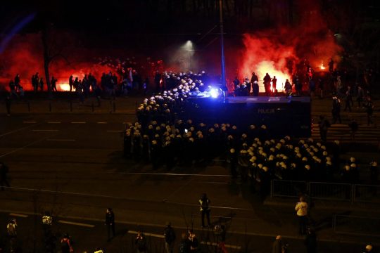 Αστυνομικοί κατά ακροδεξιών στην Βαρσοβία [ εικόνες ]