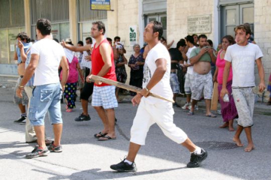 Διαψεύδει σχέση με τη Χρυσή Αυγή