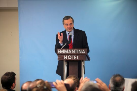 Παραχαράσσει την πραγματικότητα, υποκύπτει στην τρόικα