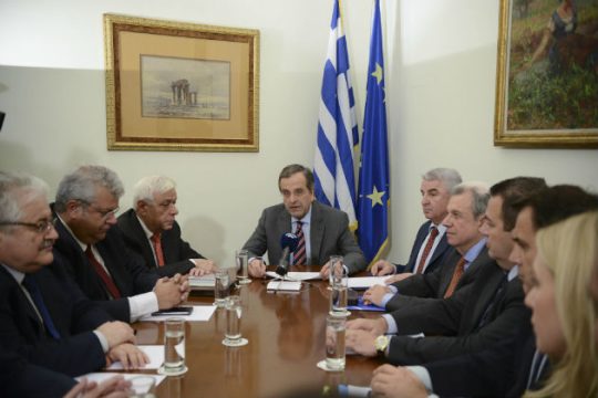 Κυβερνητική προπαγάνδα, άτακτη υποχώρηση μπροστά στην τρόικα