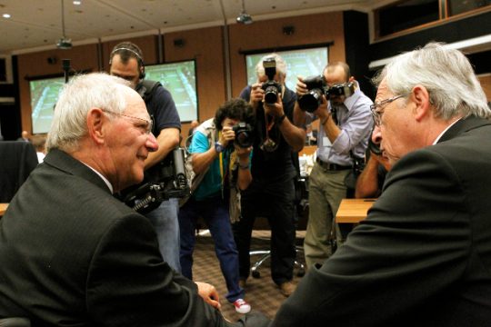 Στο πλευρό του Γιούνκερ τάσσεται (και) ο Σόιμπλε