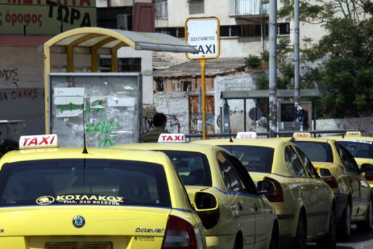 Απαλλαγή ΟΑΕΕ για ταξί & φορτηγά σε ακινησία
