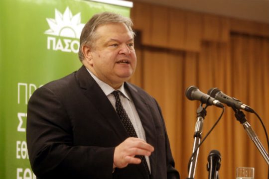 Πυρά Βενιζέλου κατά ΣΥΡΙΖΑ με φόντο τα κυβερνητικά αδιέξοδα