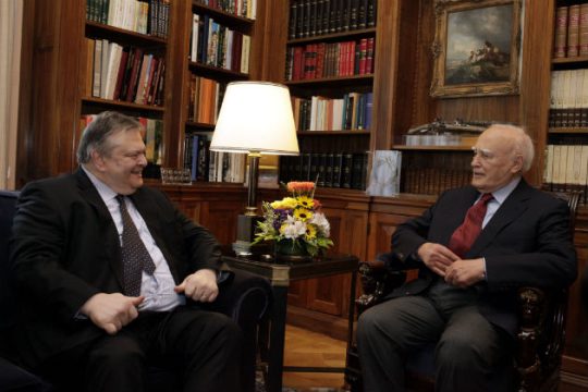Συνάντηση Παπούλια-Βενιζέλου για τα εθνικά θέματα