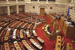 Η συζήτηση στη Βουλή, το μυαλό στο… Παρίσι