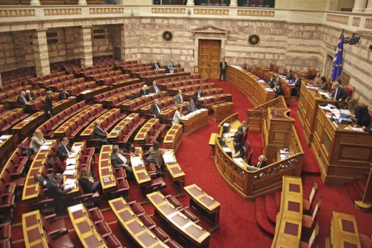 Η συζήτηση στη Βουλή, το μυαλό στο… Παρίσι