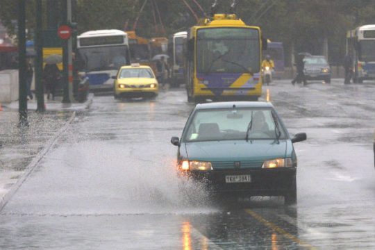 Τοπικές βροχές την Κυριακή σε όλη τη χώρα