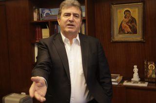 Αναπλάθει την πραγματικότητα