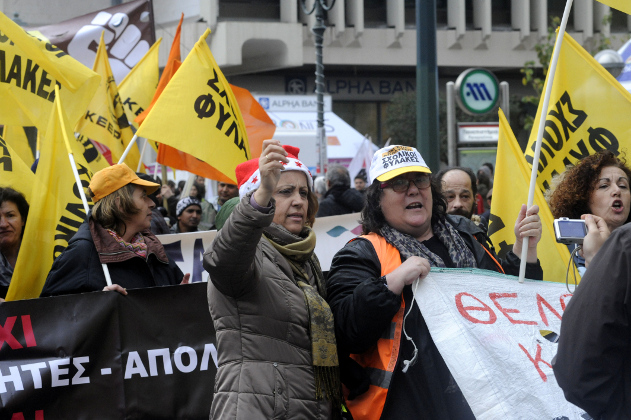 Μαχητική, παρά τη βροχή, η κινητοποίηση της ΑΔΕΔΥ για τις απολύσεις