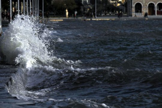 Καταιγίδες και ισχυροί άνεμοι σε όλη τη χώρα