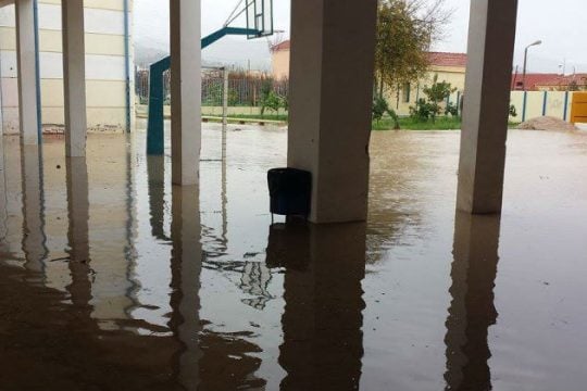 Πλημμύρισε η Αίγινα από τις ισχυρές βροχοπτώσεις