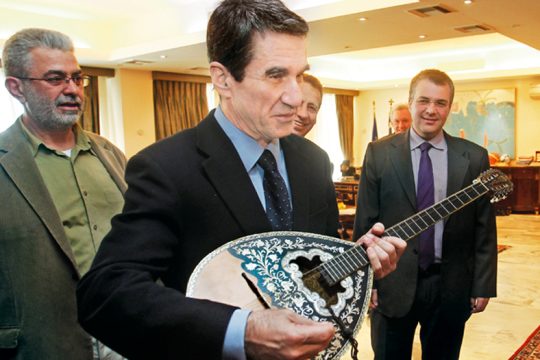 Η δημόσια Παιδεία καταρρέει και ο Ανδρέας το μπουζούκι του