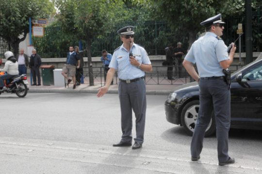 Περίεργη έρευνα σε αυτοκίνητο δημοσιογράφου