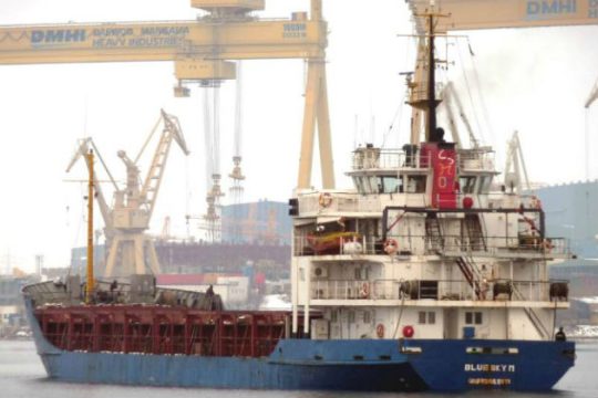 Προς την Ιταλία πλέει το πλοίο που κινητοποίησε τις αρχές