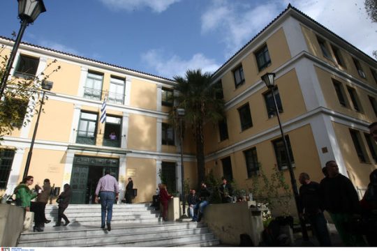 Στα πολιτικά δικαστήρια
