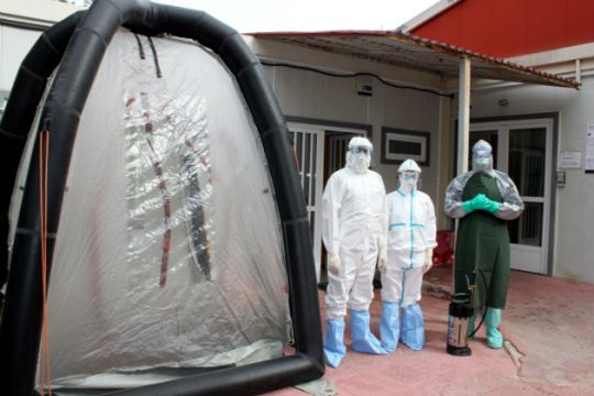 Πλησιάζουν τις 8000 τα θανατηφόρα κρούσματα του Έμπολα