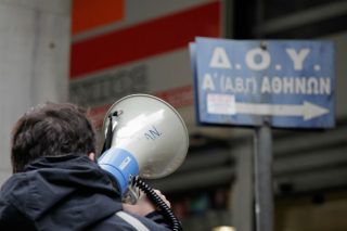 Η ρύθμιση για τα ληξιπρόθεσμα δεν εμποδίζει τις κατασχέσεις