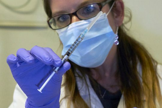 Γιατρός μόλυνε εκατοντάδες χωρικούς με τον ιό HIV