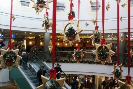Πρεμιέρα για το εορταστικό ωράριο των καταστημάτων