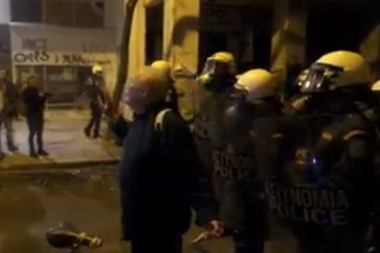 Ο «επίμονος» ποδηλάτης των Εξαρχείων (video)