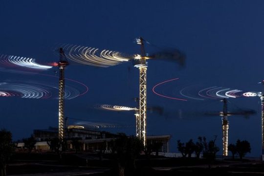 Στους γερανούς που «χορεύουν» πονάνε εργάτες