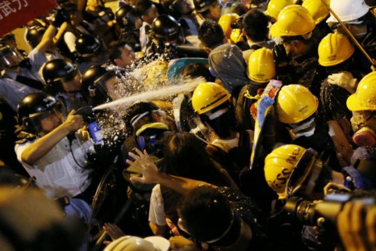 Νύχτα με συλλήψεις και τραυματισμούς διαδηλωτών στο Χονγκ Κονγκ