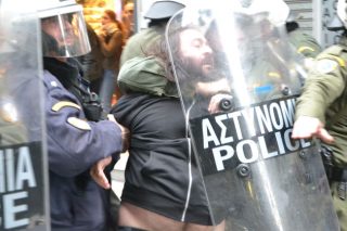 Τα δύο πρόσωπα του «Ιανού»: μέσα πολιτισμός, έξω… ξύλο
