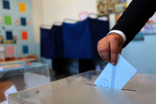 Σταθερά μπροστά και σε νέες δημοσκοπήσεις ο ΣΥΡΙΖΑ