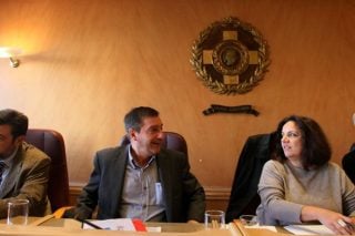 «Και χάρη τούς κάνουμε»