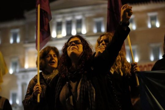 Η κοινωνία ήταν… απ’ έξω