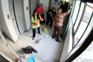 Εμπαίζουν τις σχολικές καθαρίστριες